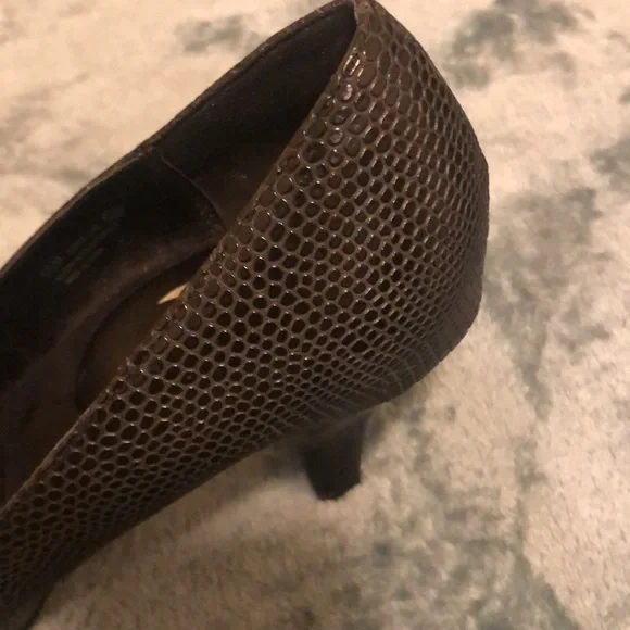 Aerosoles Black “Alligator” High Heeled Shoes Size 10M - Picture 6 of 8